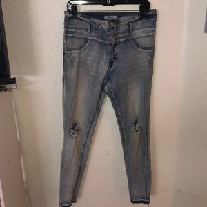 LIGHT WASH JEANS
